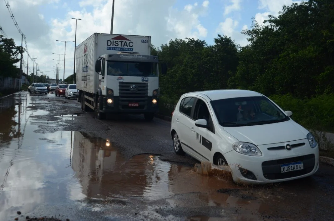 Motoristas enfrentam caos na Avenida João Medeiros Filho em Natal
