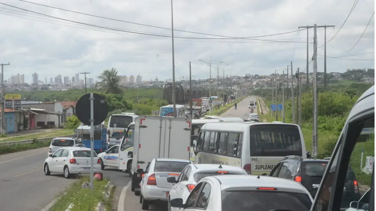 Congestionamento afeta Ponte de Igapó na manhã desta segunda-feira