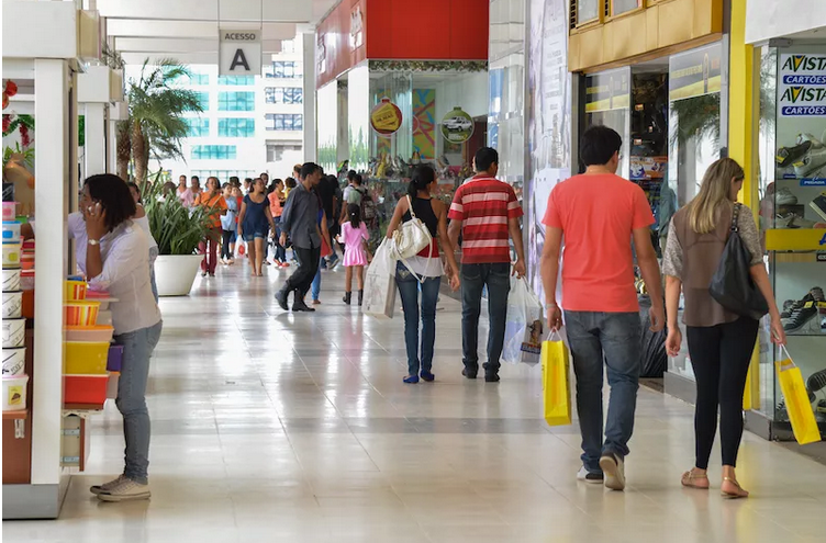 Confira os horários de funcionamento dos comércios no feriado desta quinta-feira