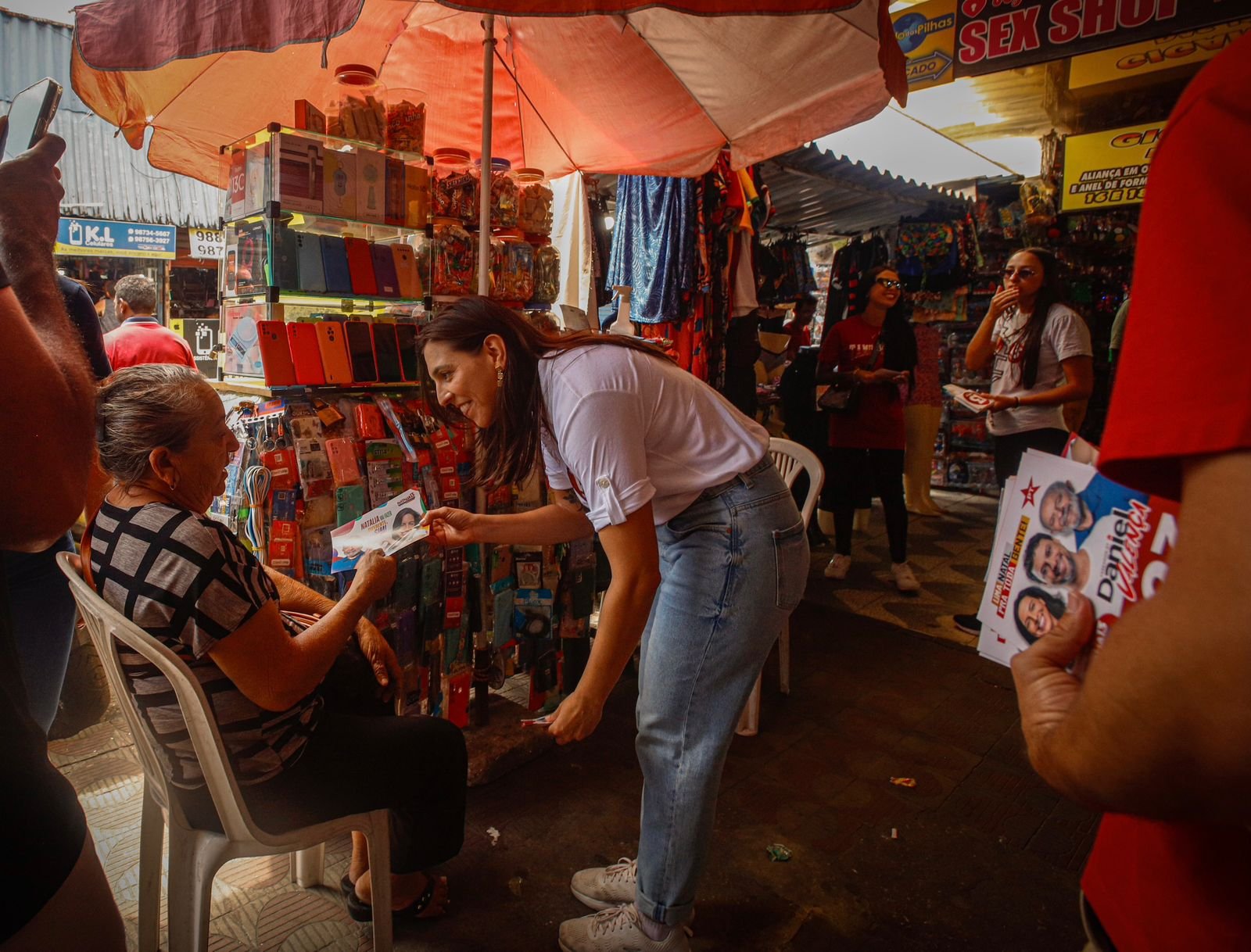 Natália Bonavides apresenta propostas para revitalização do comércio de rua durante caminhada no Alecrim