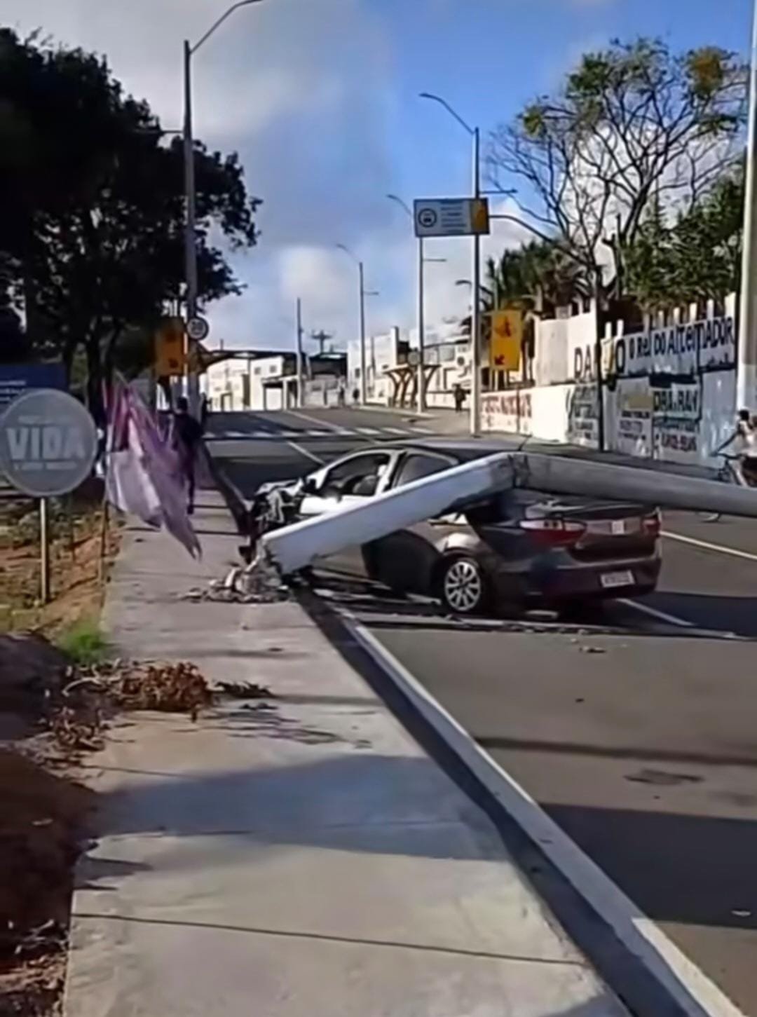 Acidente com poste interdita Ponte de Igapó e causa congestionamento na Zona Norte