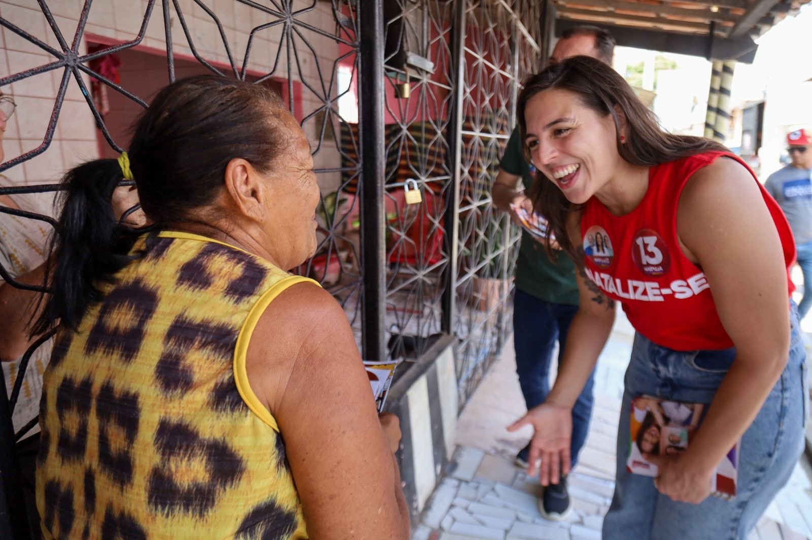 Natália Bonavides apresenta proposta de construção de moradias em Natal durante caminhada no Bom Pastor