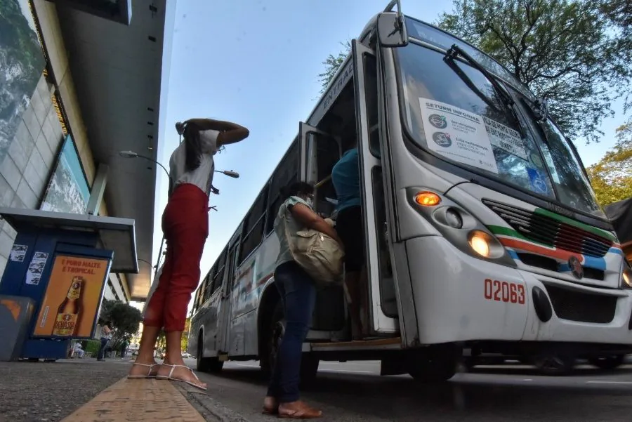 Prefeito de Natal propõe subsídio de R$ 60 milhões para empresas de ônibus e enfrenta resistência na Câmara