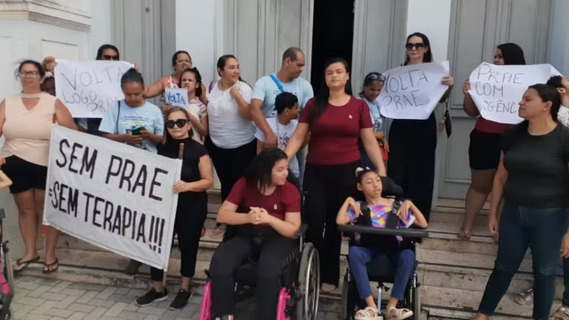 Mães atípicas protestam contra suspensão de transporte para terapias em Natal