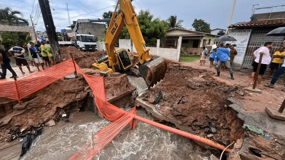 Chuva intensa abre cratera em obra recém-inaugurada e engole retroescavadeira na Zona Norte de Natal