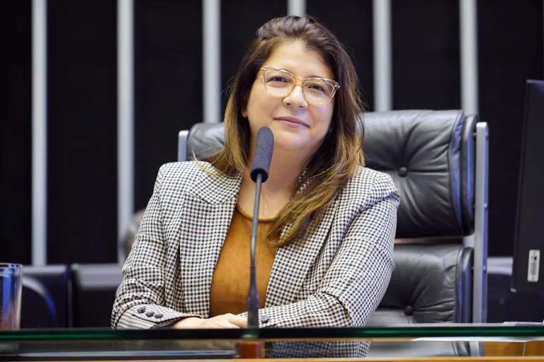 Deputada Carla Dickson afirma que evangélicos de esquerda deveriam morar em países como Venezuela, Cuba ou China