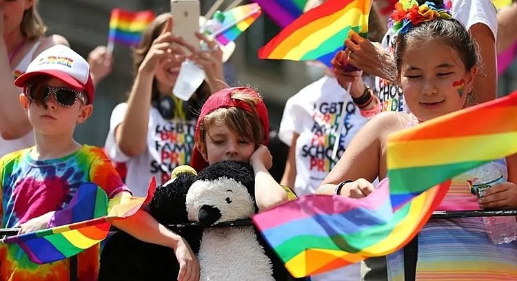 Câmara de Natal aprova projeto que proíbe participação de crianças em paradas LGBTQIAPN+