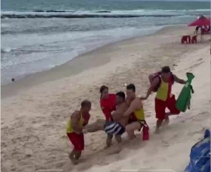 Seis pessoas se afogam na Praia do Meio; homem salva cinco crianças e adolescentes