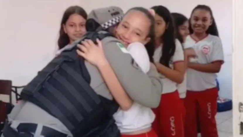 Policiais surpreendem estudante em festa de aniversário em escola de Natal