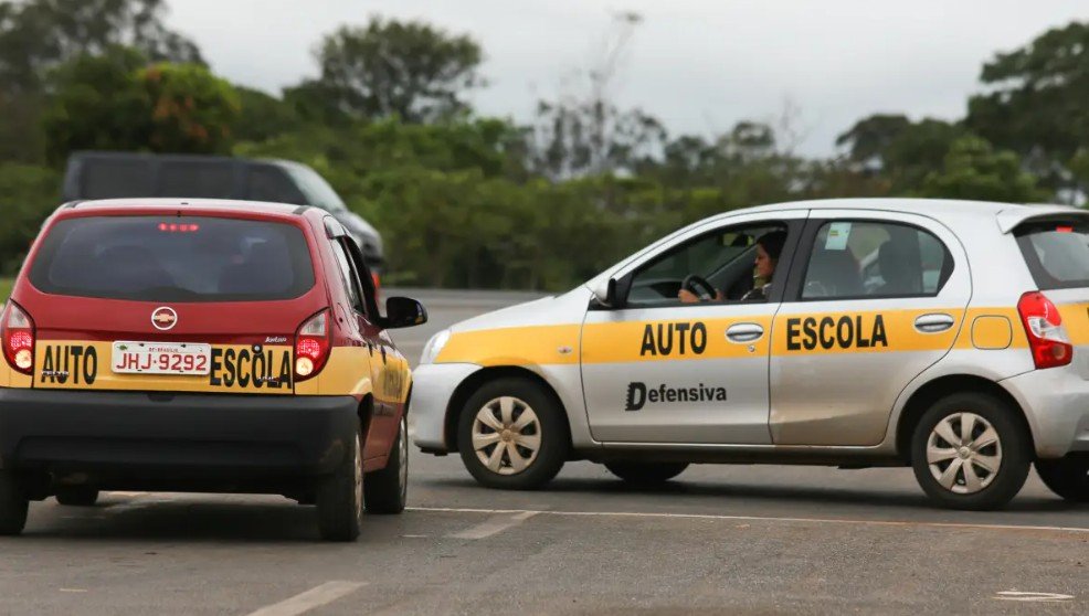 Governo federal apresenta plano para flexibilizar exigência de autoescola na CNH