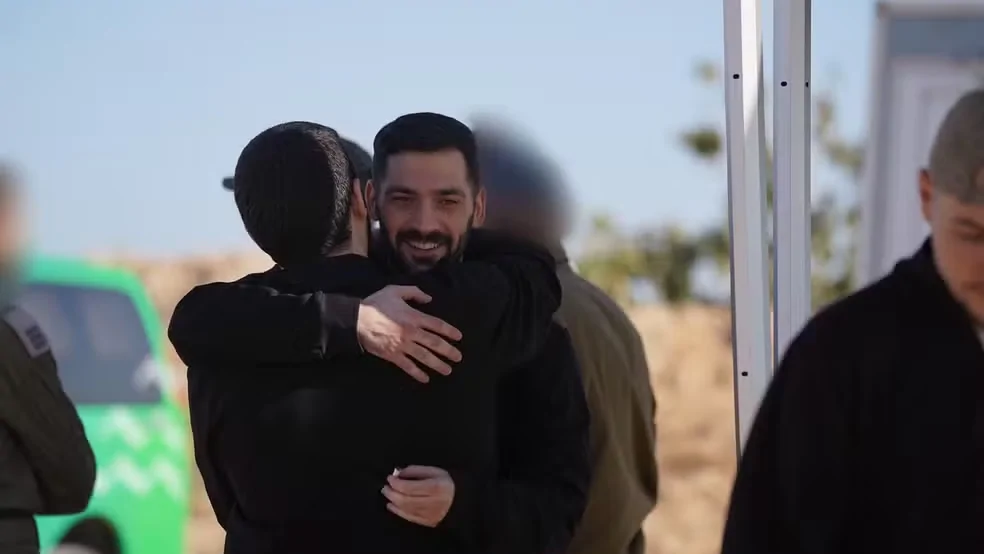 Israel liberta 2 mil prisioneiros palestinos em troca de 20 reféns do Hamas