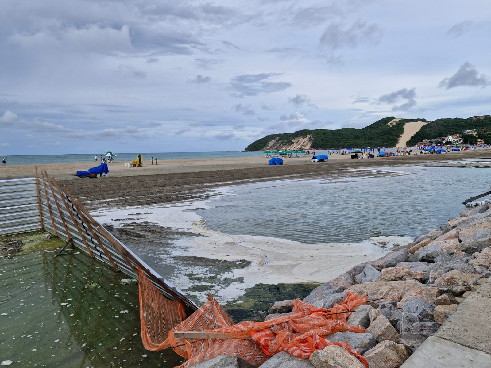 Ponta Negra: pesquisadores identificam esgoto, impermeabilização e risco de erosão
