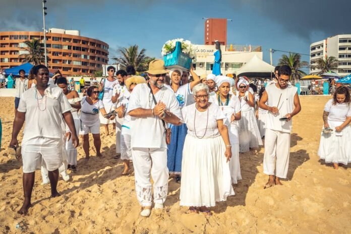 Cortejo para Yemanjá reafirma ancestralidade negra em Natal