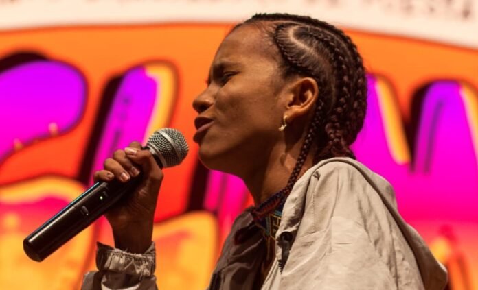 Poesia, maternidade e palco: Carol leva o RN à semifinal do Slam BR