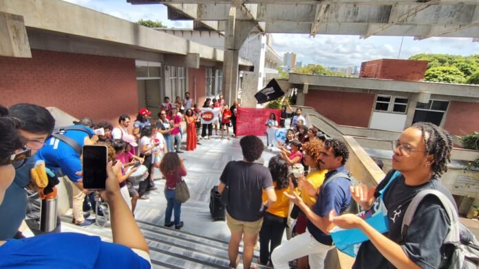 Ato na UFRN denuncia falta de professores e intérpretes e cobra melhorias no RU