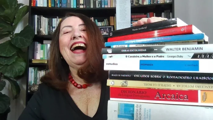 Clotilde Tavares lança “Instruções para sair à luz do dia” com noite de autógrafos no TAM